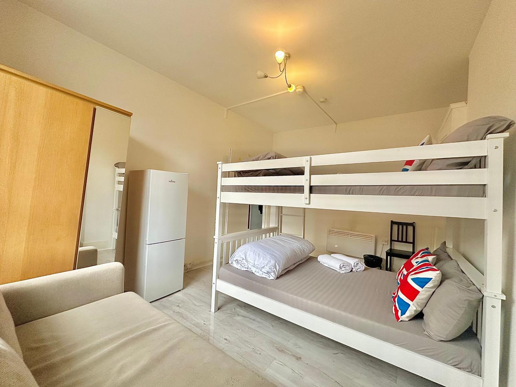 Guesthouse 81 London Bagian luar foto